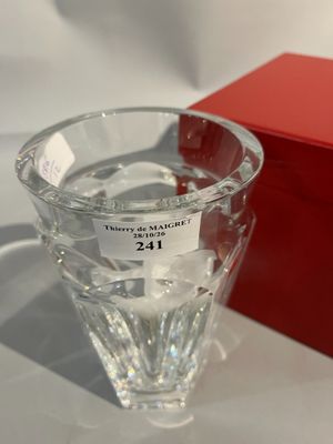un verre d'eau posé à côté d'une boîte rouge