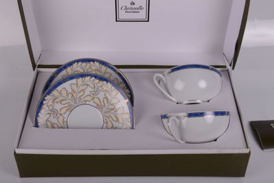 une boîte contenant une tasse, une soucoupe et une assiette