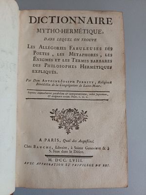 un livre ouvert sur lequel figure le visage d'une femme en noir et blanc