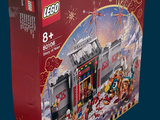 une boîte de Lego posée sur une table