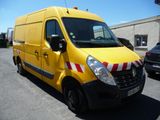 une camionnette jaune garée dans un parking