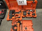 de nombreux outils dans la mallette orange posée par terre