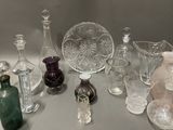 beaucoup d'objets en verre qui se trouvent sur la table