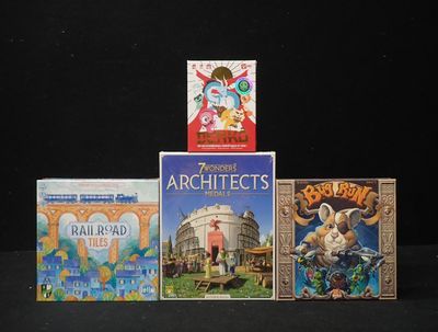 trois livres pour enfants empilés les uns sur les autres sur une table