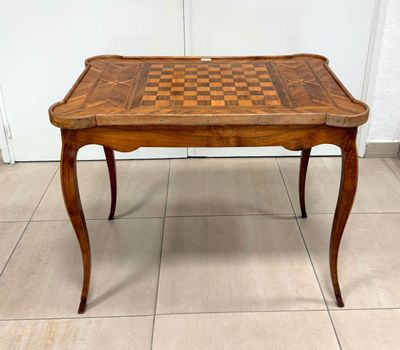 Table à jeu en bois clair à plateau marqueté d'un jeu d'éche… - Photo 1