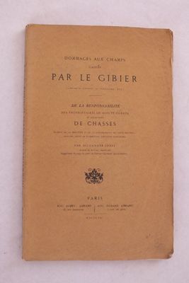un vieux livre posé sur une table recouverte de papier