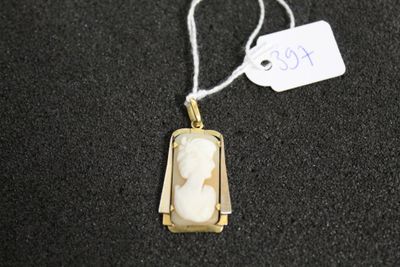 un collier sur lequel figure le portrait d'une femme