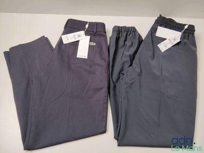 deux paires de pantalons gris pour homme, avec leurs étiquettes encore attachées