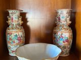 deux vases et un bol posés sur une étagère