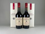 deux bouteilles de vin posées l'une à côté de l'autre sur une table