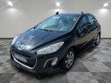 la voiture noire est garée dans le garage sur le sol en damier