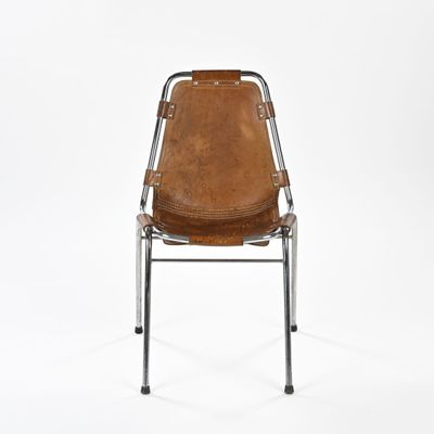 un fauteuil en cuir marron avec des pieds en métal et une assise en cuir