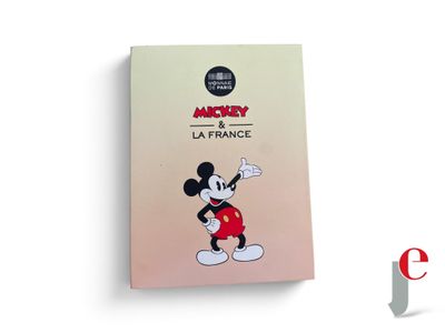 un livre sur lequel figure une image de Mickey Mouse