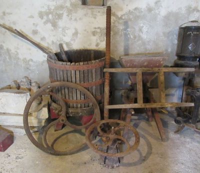 an old machine that is sitting on the floor