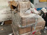 un tas de cartons et un extincteur dans la rue