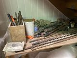 de nombreux outils de toutes sortes posés sur une table en bois