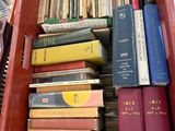 de nombreux livres dans une boîte rouge posée sur une table