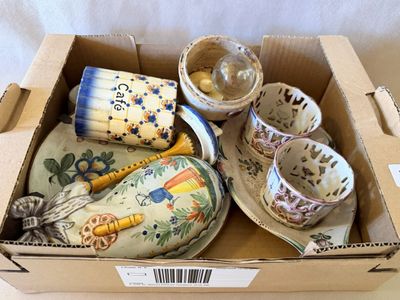 une boîte contenant un grand nombre d'objets différents