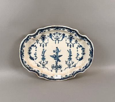 Plat creux en faïence à décor de grotesques.