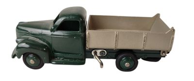un petit camion jouet vert avec une caisse marron à l'arrière