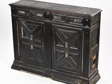 une armoire en bois noir à deux portes et deux tiroirs