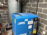 une machine bleue posée dans un coin d'une pièce