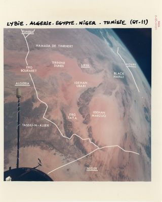 une image représentant une photo de la Terre vue depuis un satellite