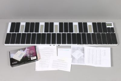 un clavier sur lequel sont posées de nombreuses cartes