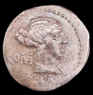 M. Cato, denier, 89 avnè A/ monogramme ROMA derrière, monogr…