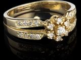 une image représentant une bague en or sertie de diamants sur un fond noir