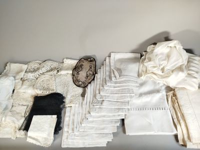 beaucoup de nappes blanches et une horloge posée sur une table