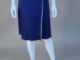 un mannequin portant une jupe bleue et un haut blanc