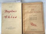 deux livres posés l'un à côté de l'autre sur une table