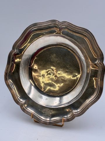 Argent Minerve : plat polylobé chiffré ; PB : 721.1gr, en règle