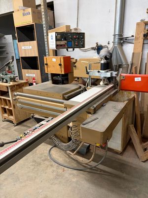 une machine qui découpe un morceau de bois dans un atelier