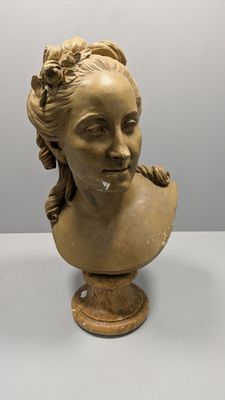 un gros plan sur le buste d'une femme posé sur une table