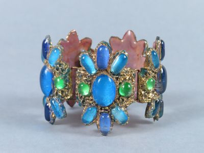 un gros plan d'un bracelet coloré posé sur une surface blanche