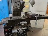 une machine posée sur une table dans une pièce