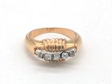 une image d'une bague en or et en diamant sur une surface blanche