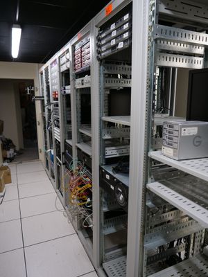 une pièce où se trouvent de nombreux équipements informatiques sur les étagères