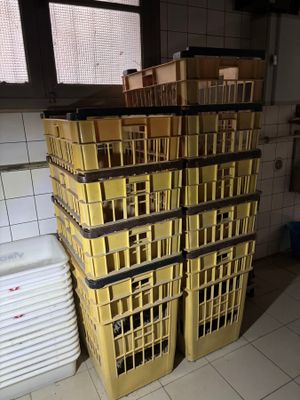 une pile de caisses posées par terre dans une cuisine