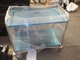 un chariot recouvert d'une housse en plastique transparent