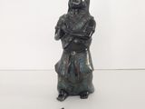 une vieille statue en bronze représentant une femme tenant un bébé dans ses bras