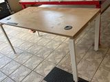 une table sur laquelle se trouve une télécommande, dans une pièce
