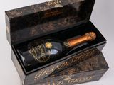 une bouteille de champagne dans un coffret sur une table