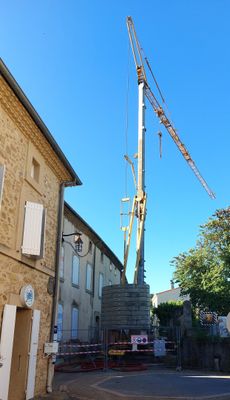 une grande grue installée au sommet d'un immeuble