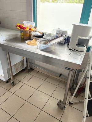 une cuisine équipée d'un évier, d'une cuisinière, d'un micro-ondes et d'une échelle