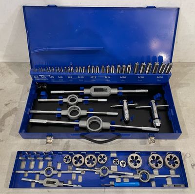 Les outils se trouvent dans la mallette bleue posée par terre.