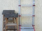 deux échelles posées à côté d'une petite table posée par terre