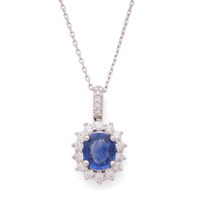 un pendentif composé d'un saphir bleu et de diamants, monté sur une chaîne